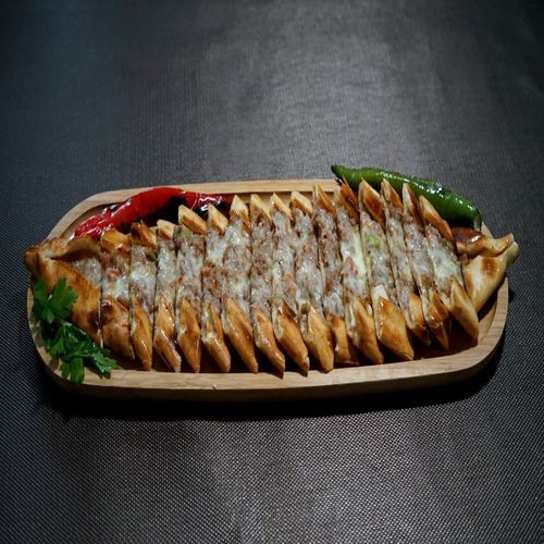 Kuşbaşılı Kaşarlı Pide
